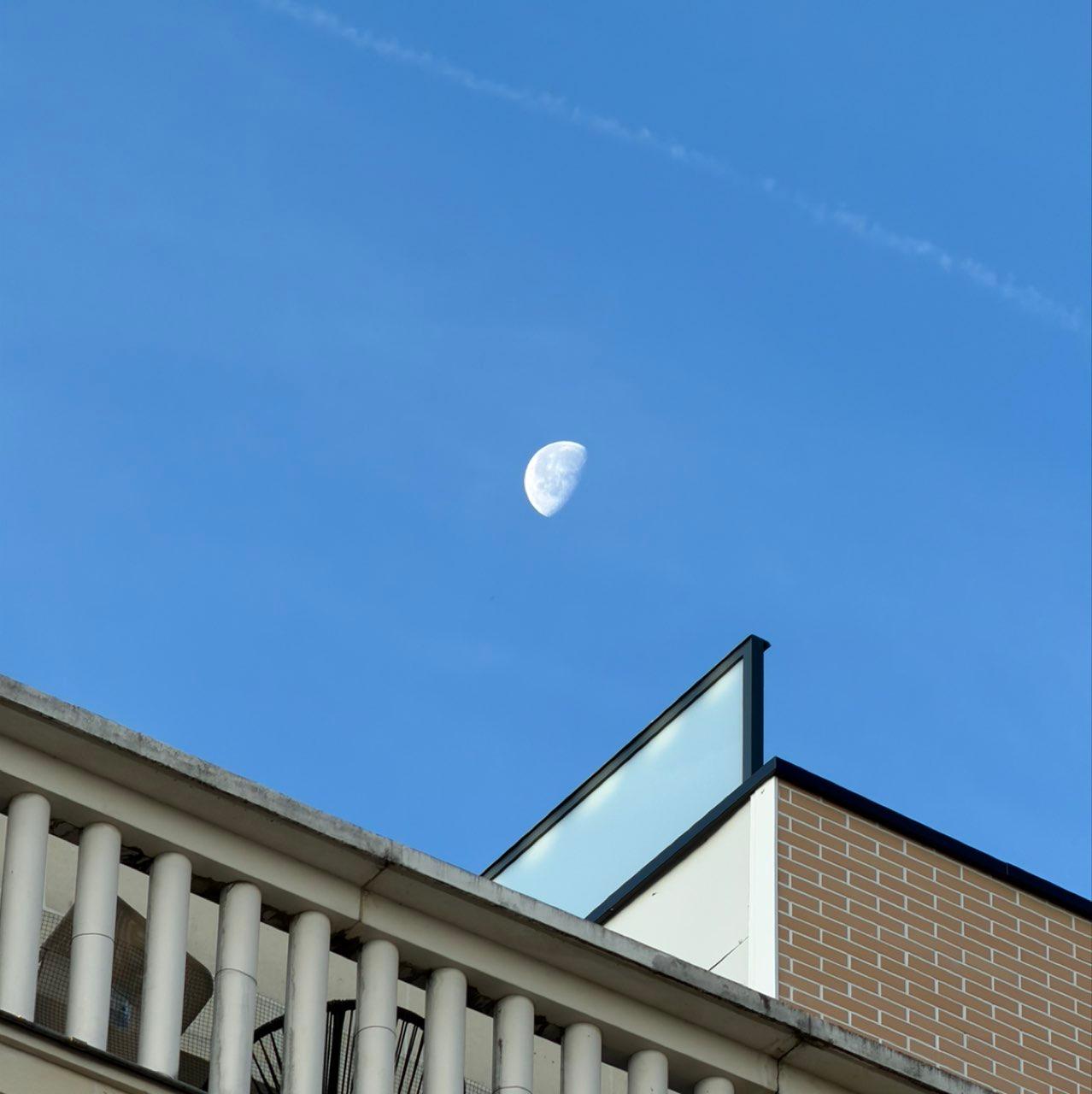 The Moon over Levallois-Perret, France — last quarter, Lunar Day 22