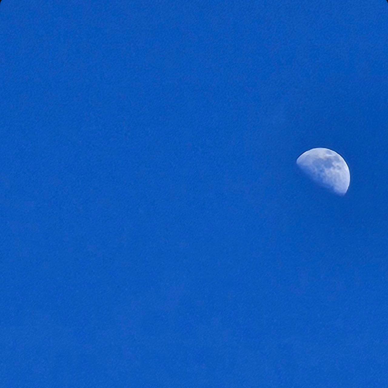 The Moon over Toulouse, Francia — waxing gibbous, Lunar Day 11