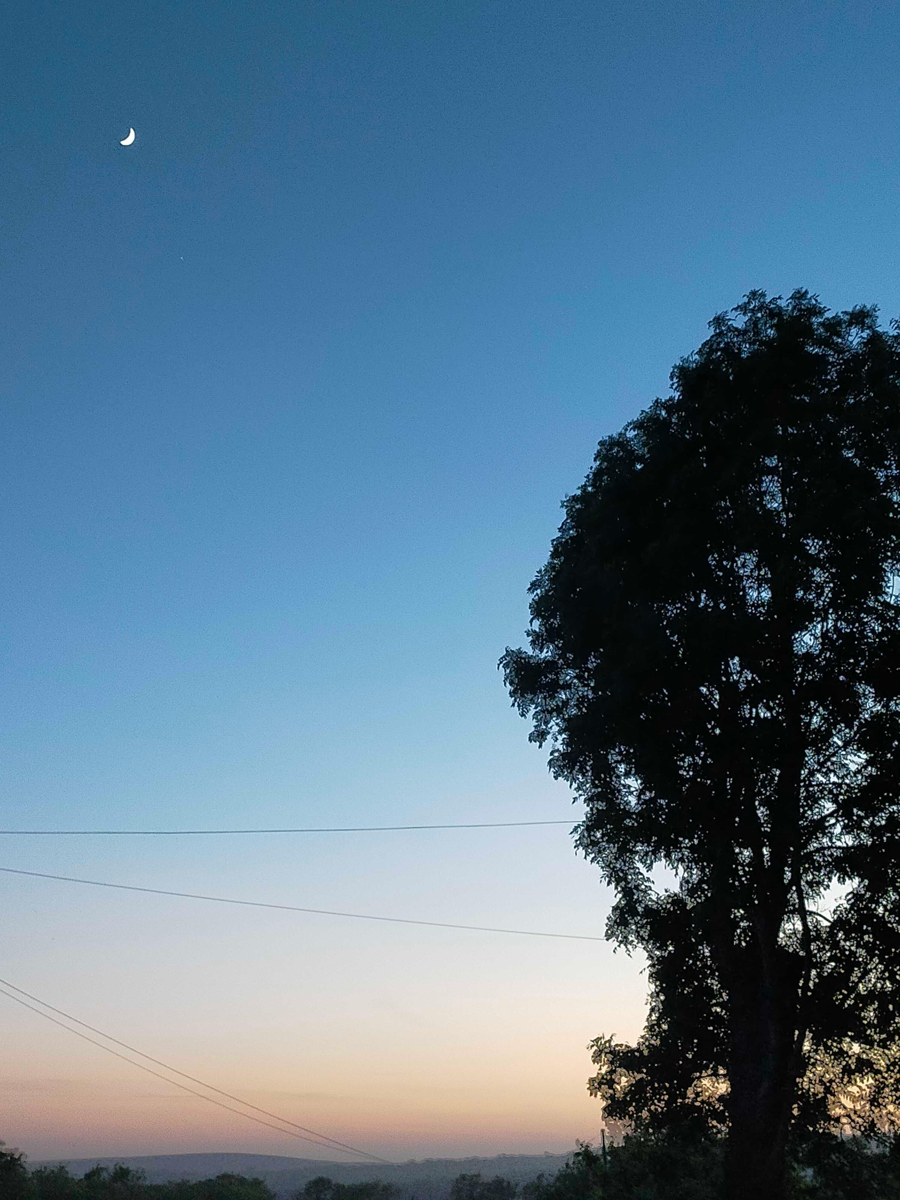 The Moon over United Kingdom — waxing crescent, Lunar Day 5