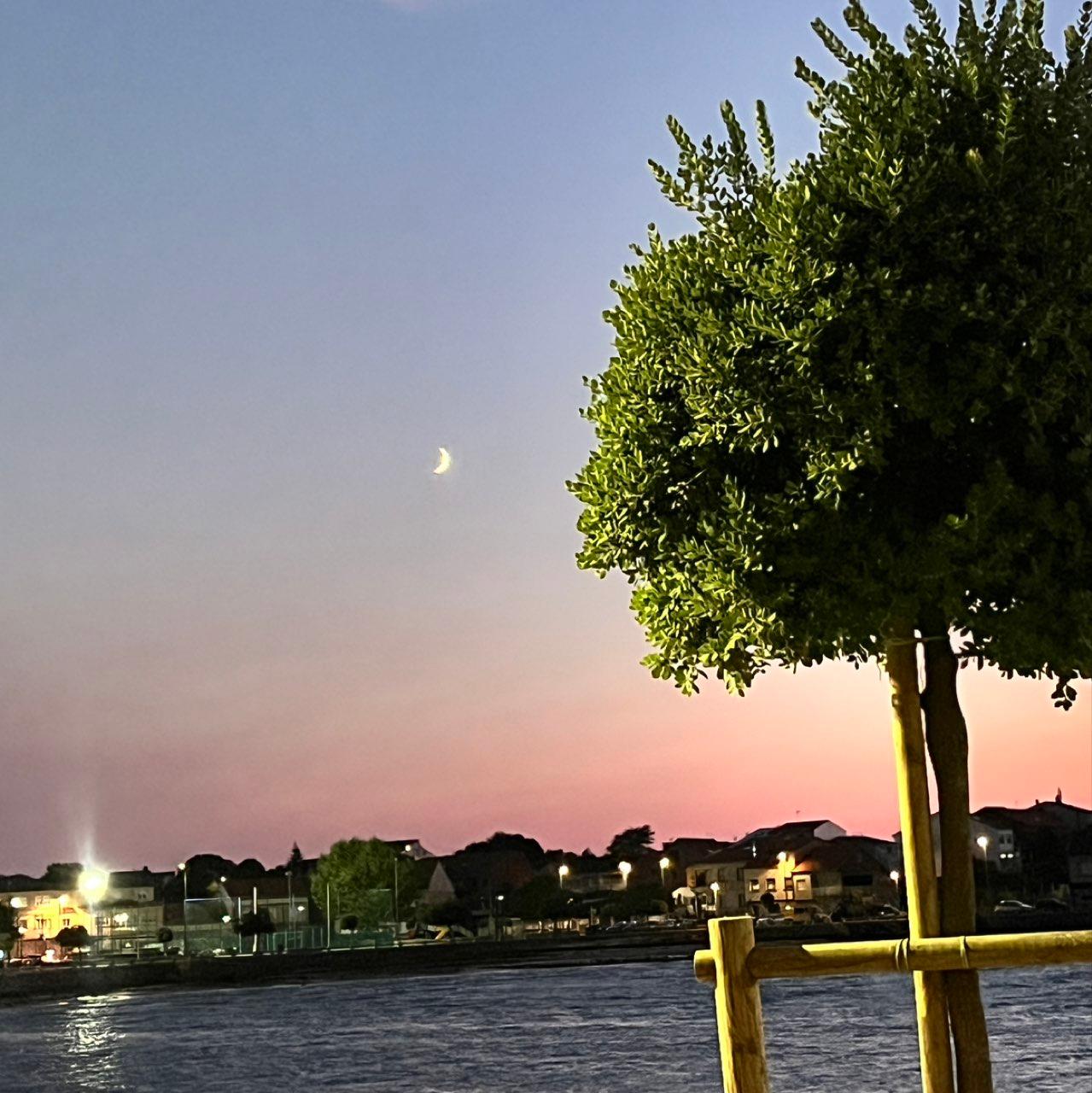 The Moon over O Grove, España — waxing crescent, Lunar Day 6