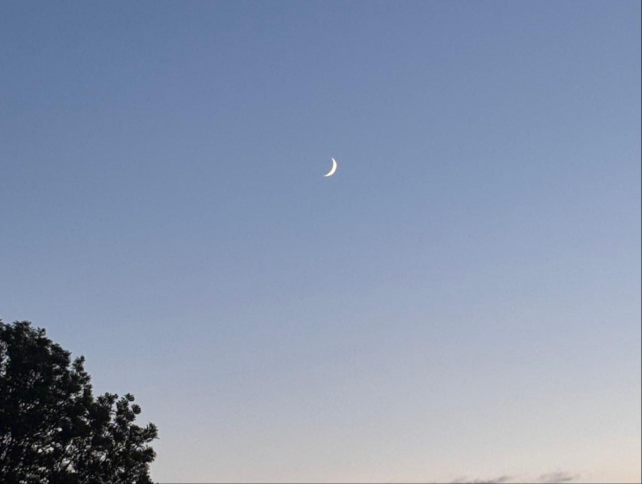 The Moon over Fourons, Belgique — waxing crescent, Lunar Day 4