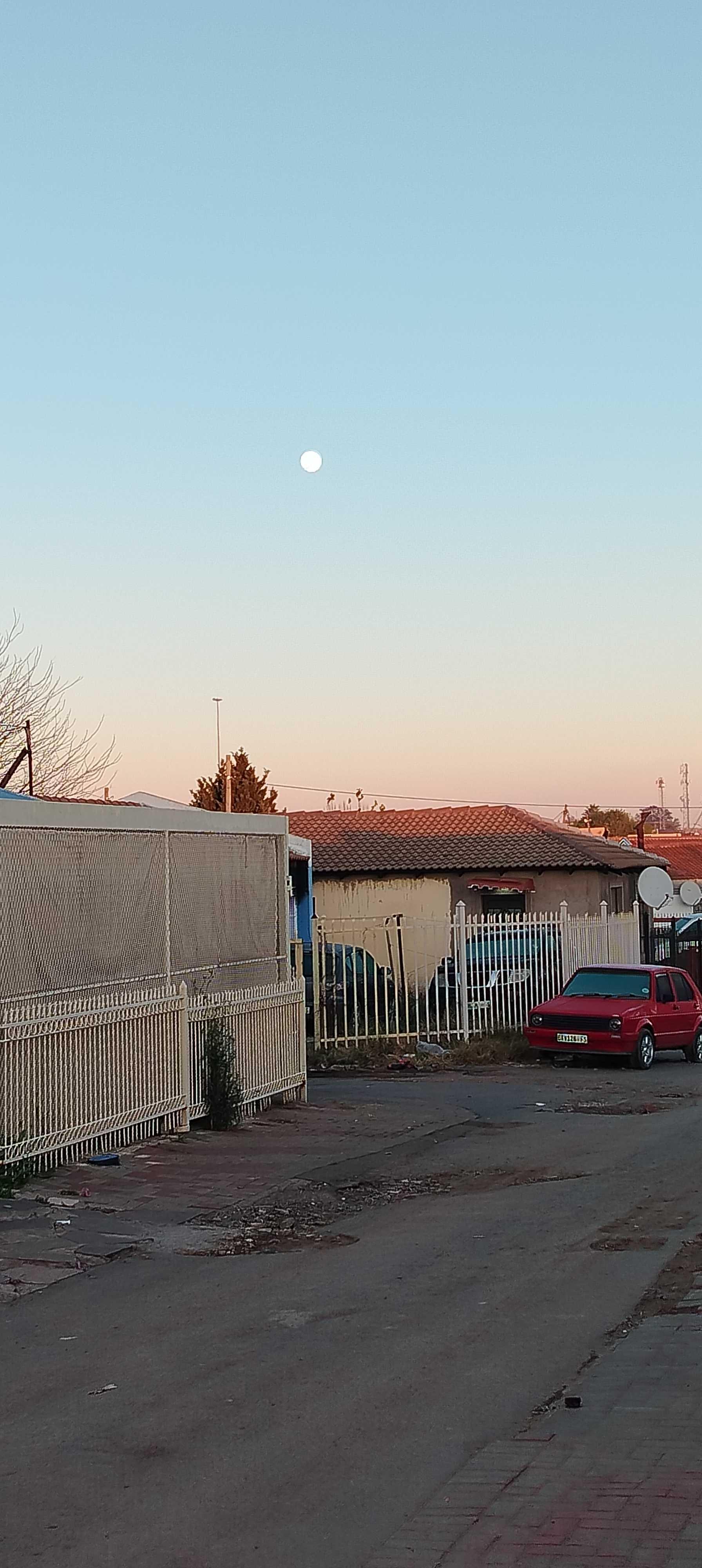 The Moon over Mangaung, South Africa — waxing gibbous, Lunar Day 11