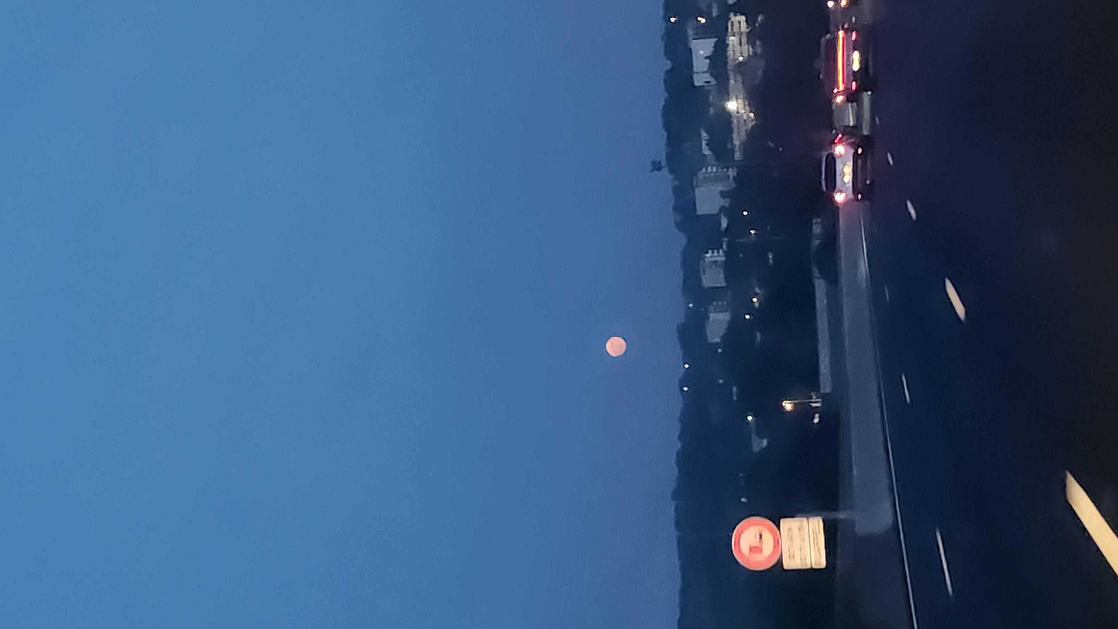 The Moon over Les Pennes-Mirabeau, Francia — full moon, Lunar Day 16