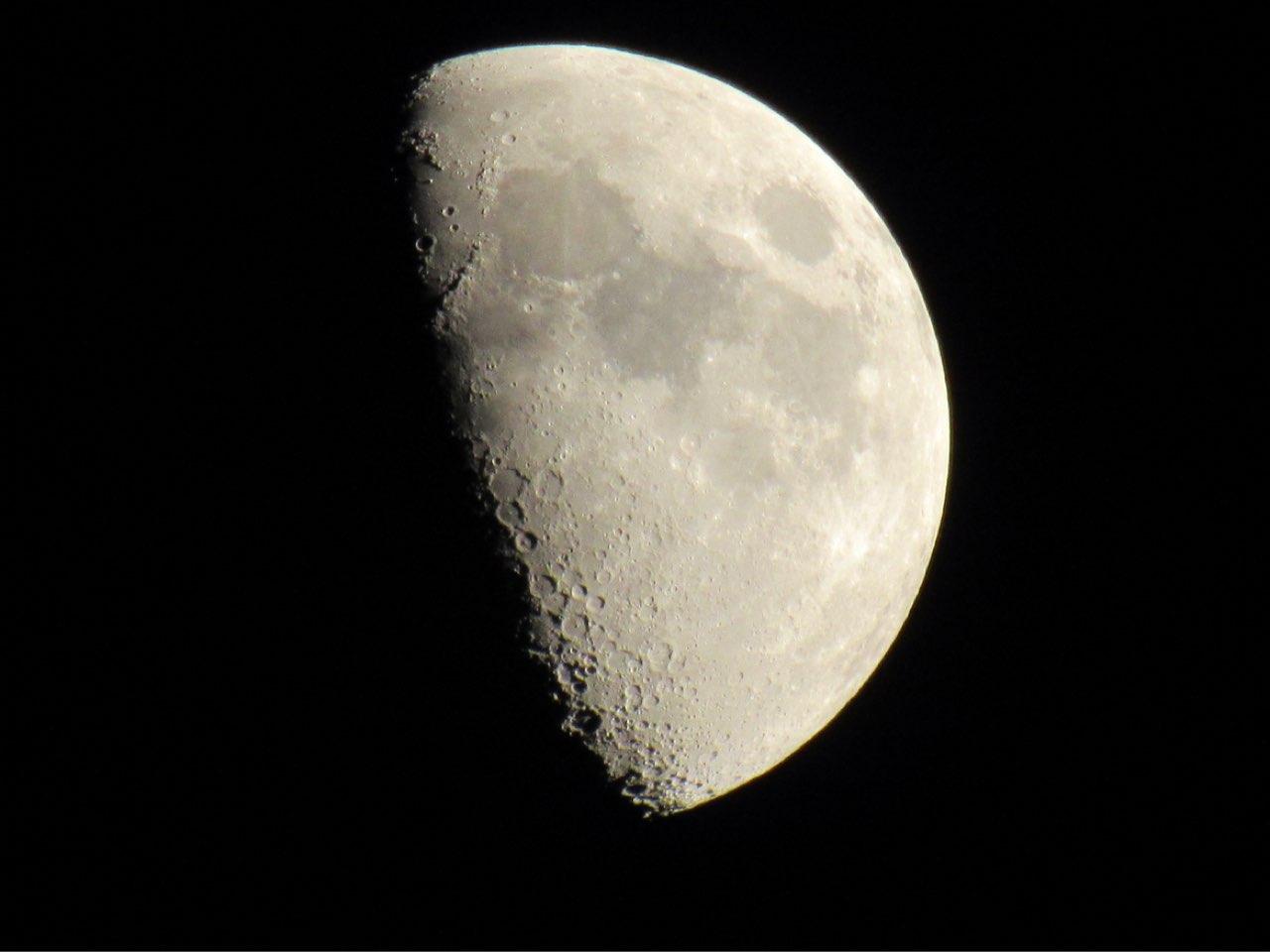 The Moon over Gerenzano, Italia — first quarter, Lunar Day 9