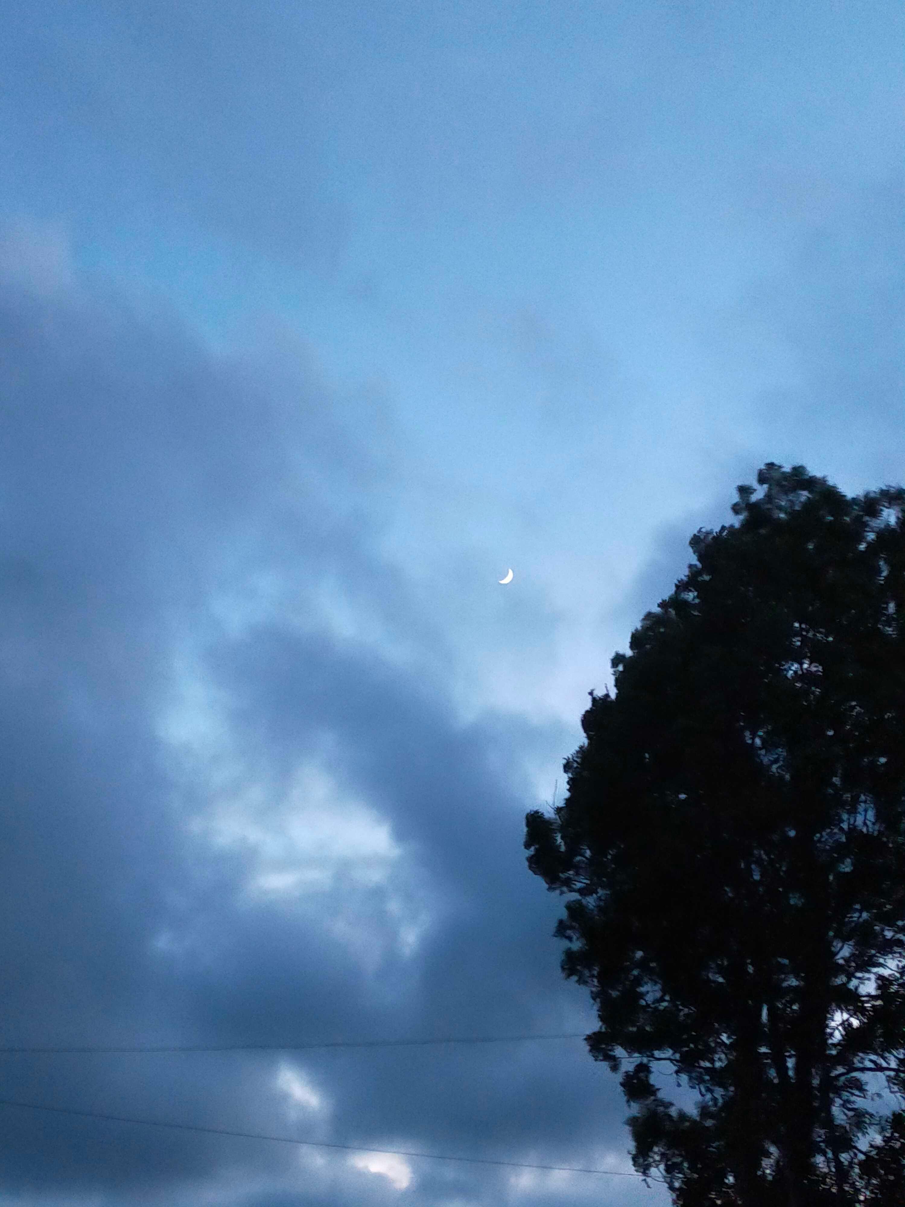 The Moon over United Kingdom — waxing crescent, Lunar Day 4