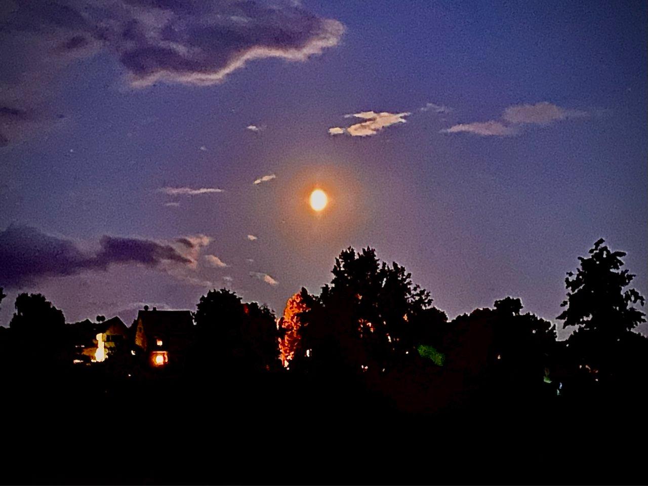 The Moon over Pohlheim, Deutschland — waxing gibbous, Lunar Day 11
