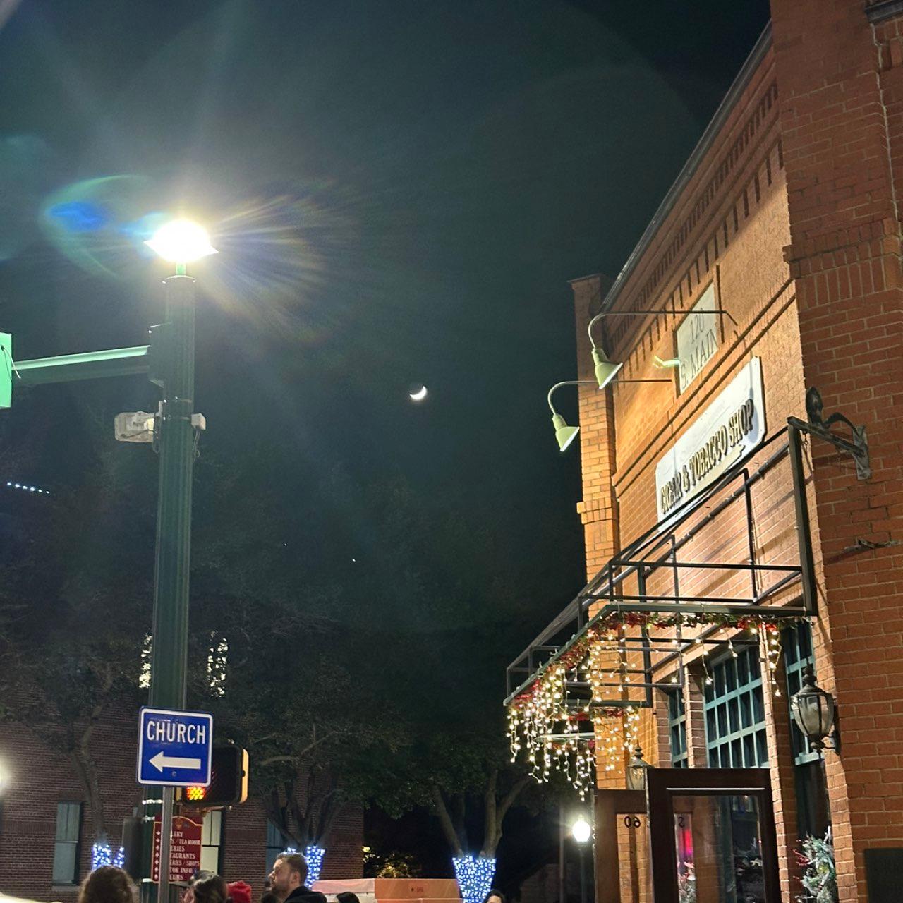 The Moon over Grapevine, Estados Unidos — waxing crescent, Lunar Day 5