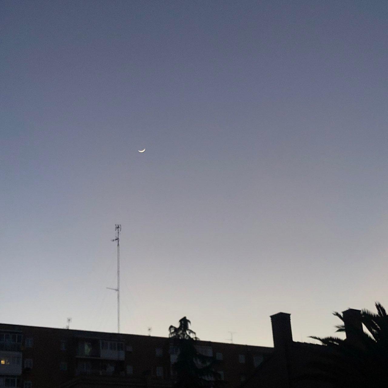 The Moon over Alcalá de Henares, España — waxing crescent, Lunar Day 3