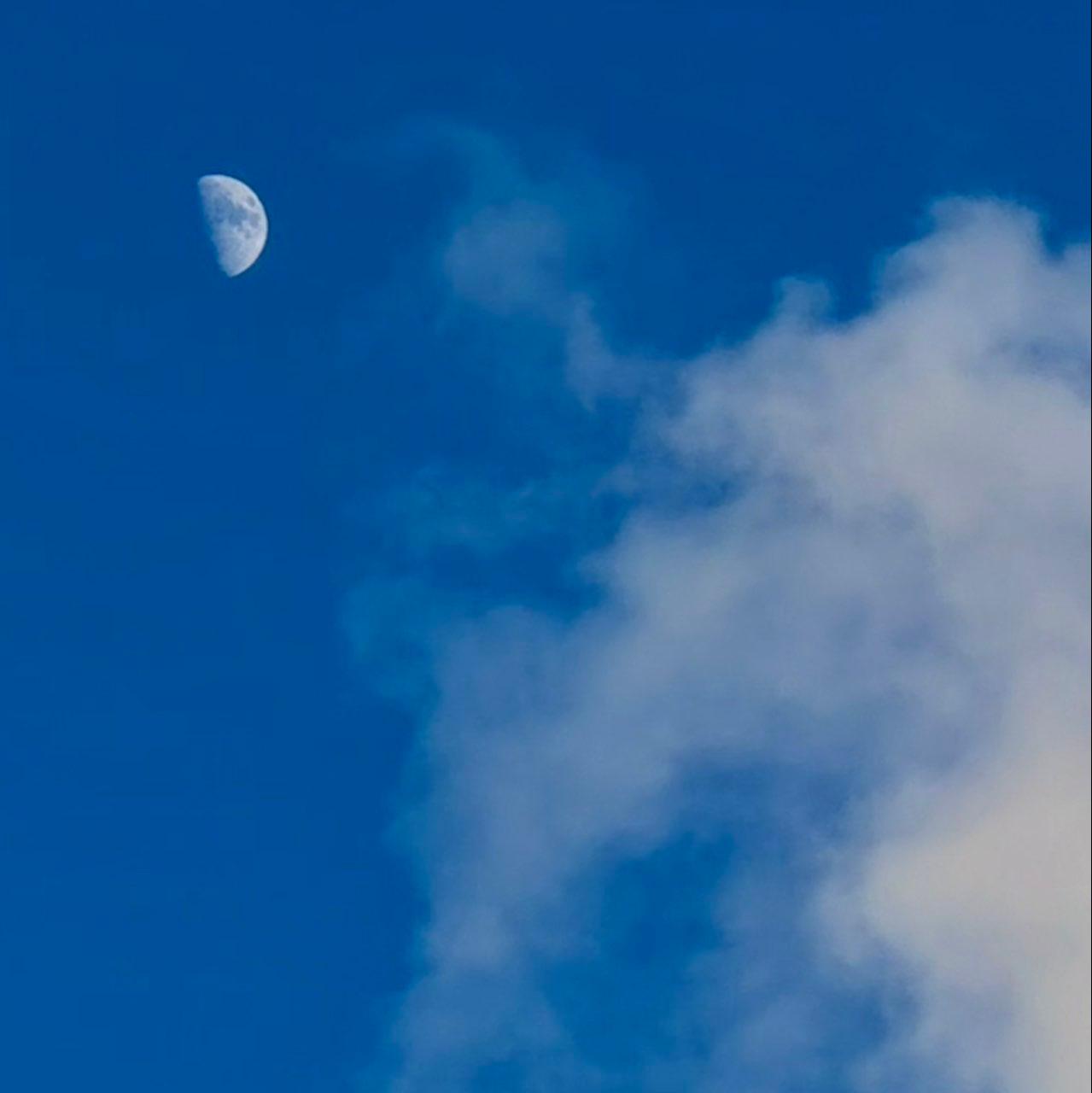 The Moon over Honolulu, United States β first quarter, Lunar Day 10