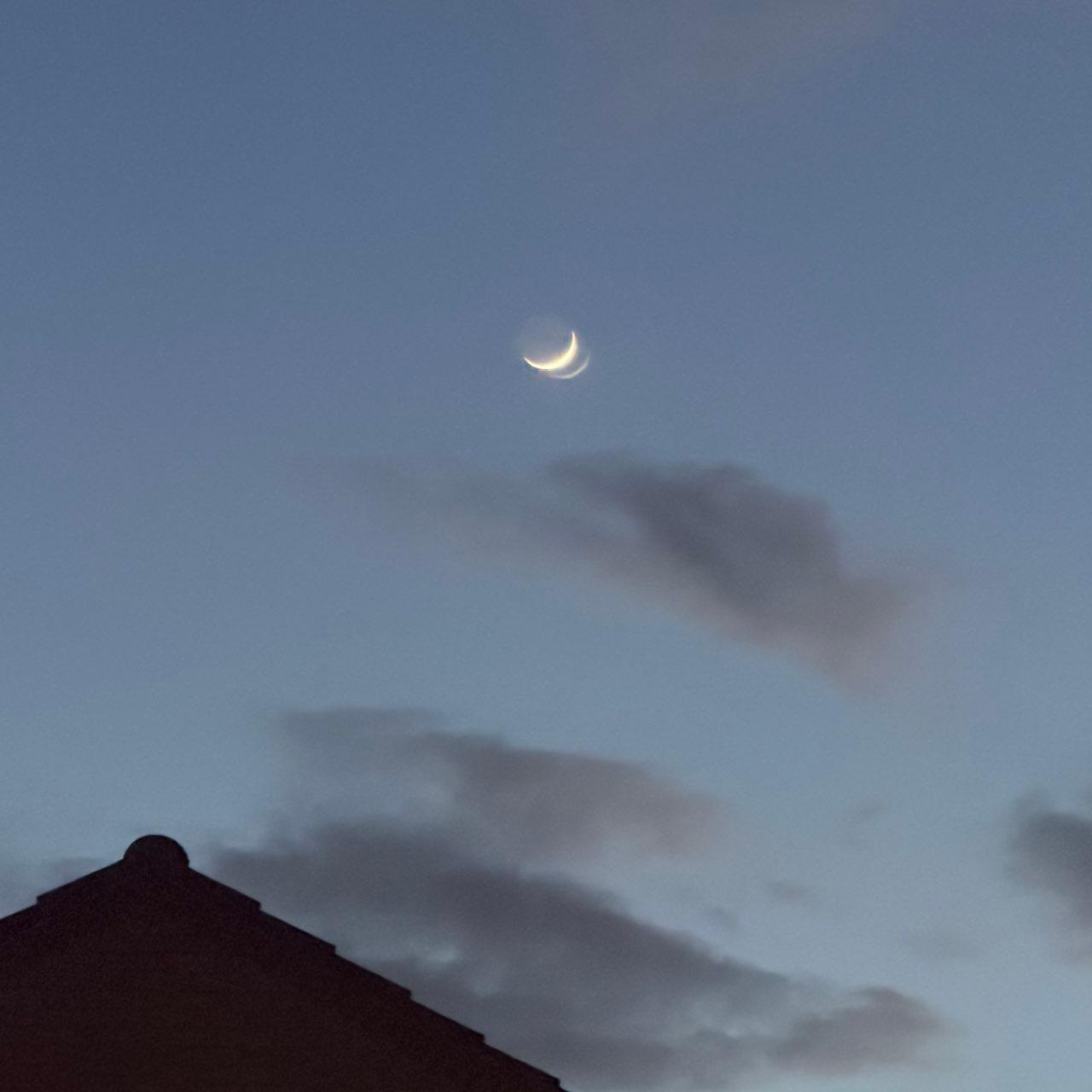 The Moon over Dagenham, United Kingdom — waxing crescent, Lunar Day 3