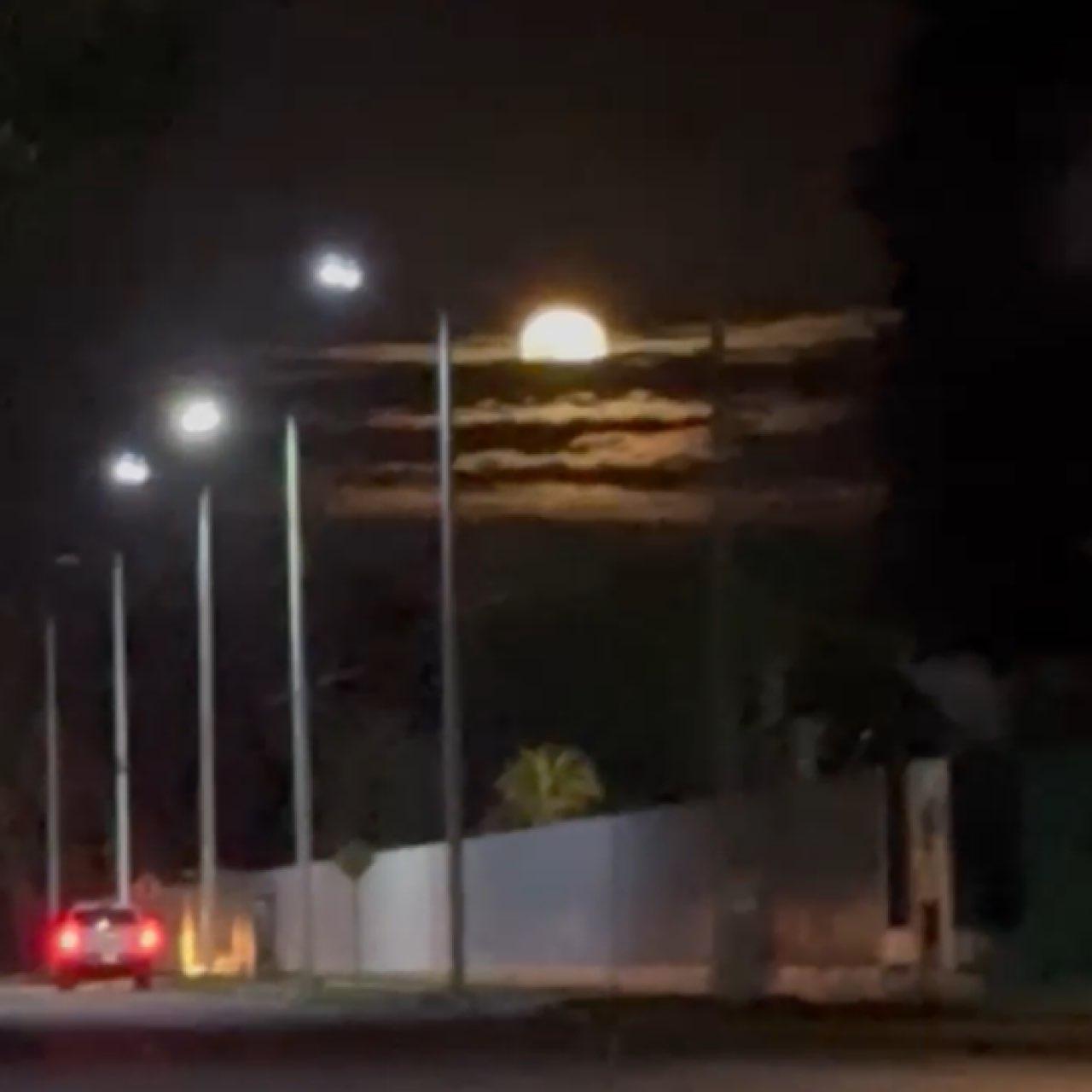 The Moon over Chetumal, México — full moon, Lunar Day 17