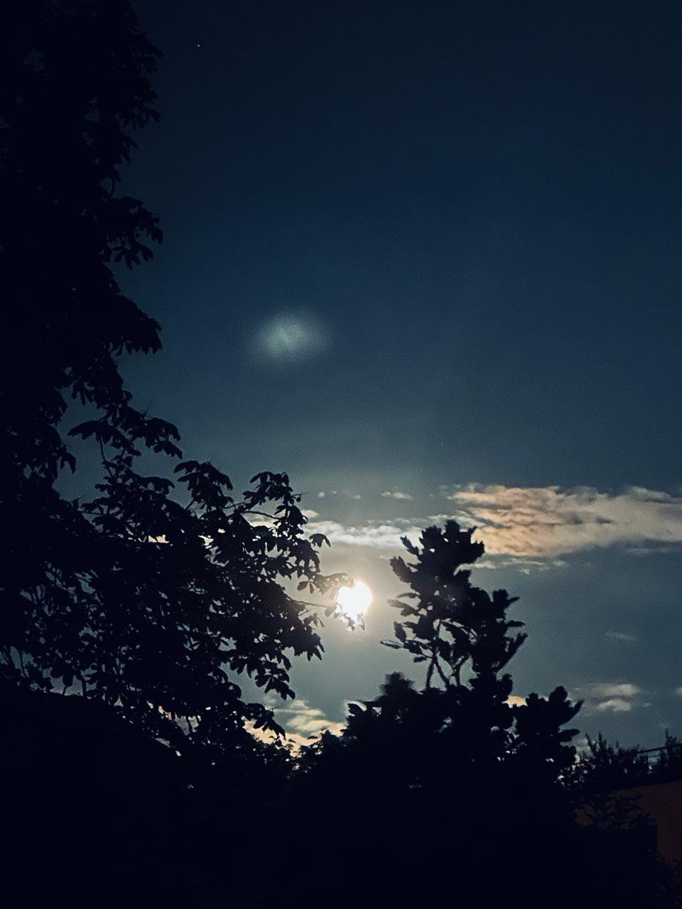 The Moon over Hamburg, Deutschland — full moon, Lunar Day 16