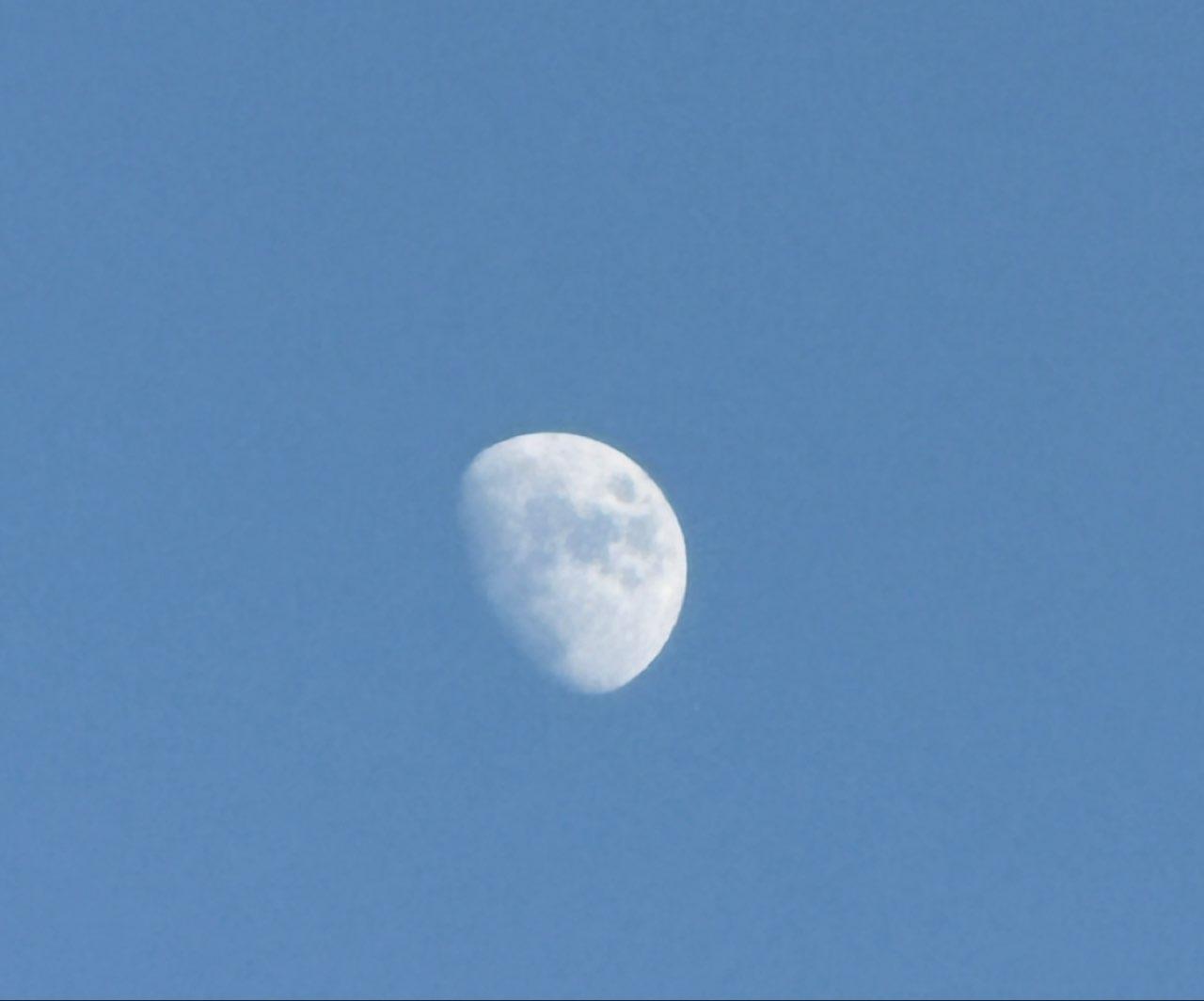 The Moon over Murcia, España — waxing gibbous, Lunar Day 11