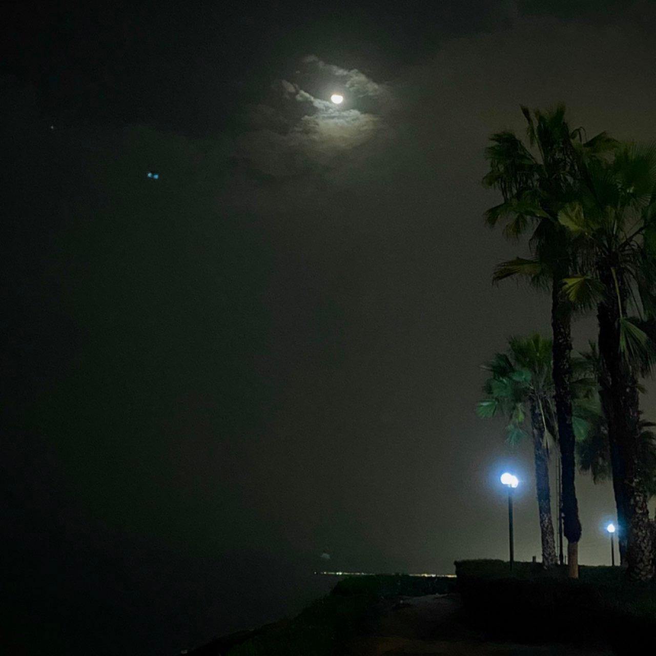 The Moon over Lima, Perú — waxing gibbous, Lunar Day 11
