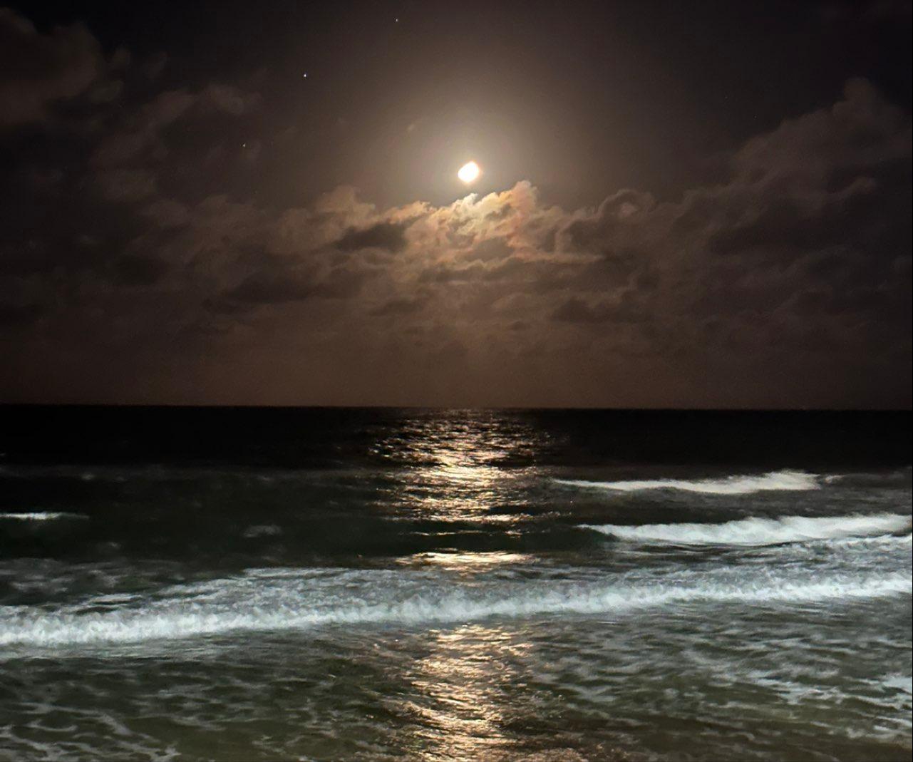 The Moon over Surfers Paradise, Australia — waning gibbous, Lunar Day 20