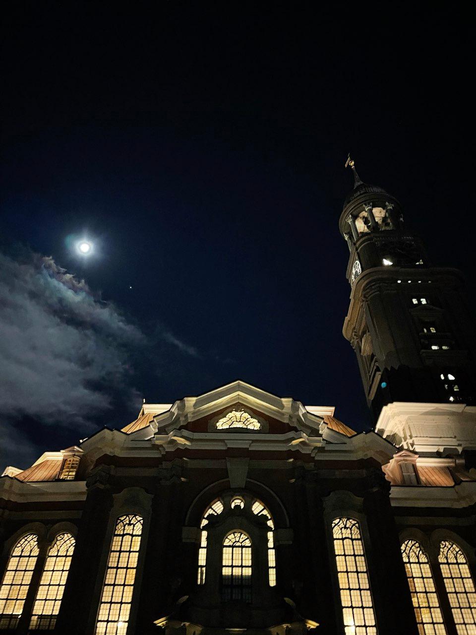 The Moon over Hamburg, Deutschland — full moon, Lunar Day 13