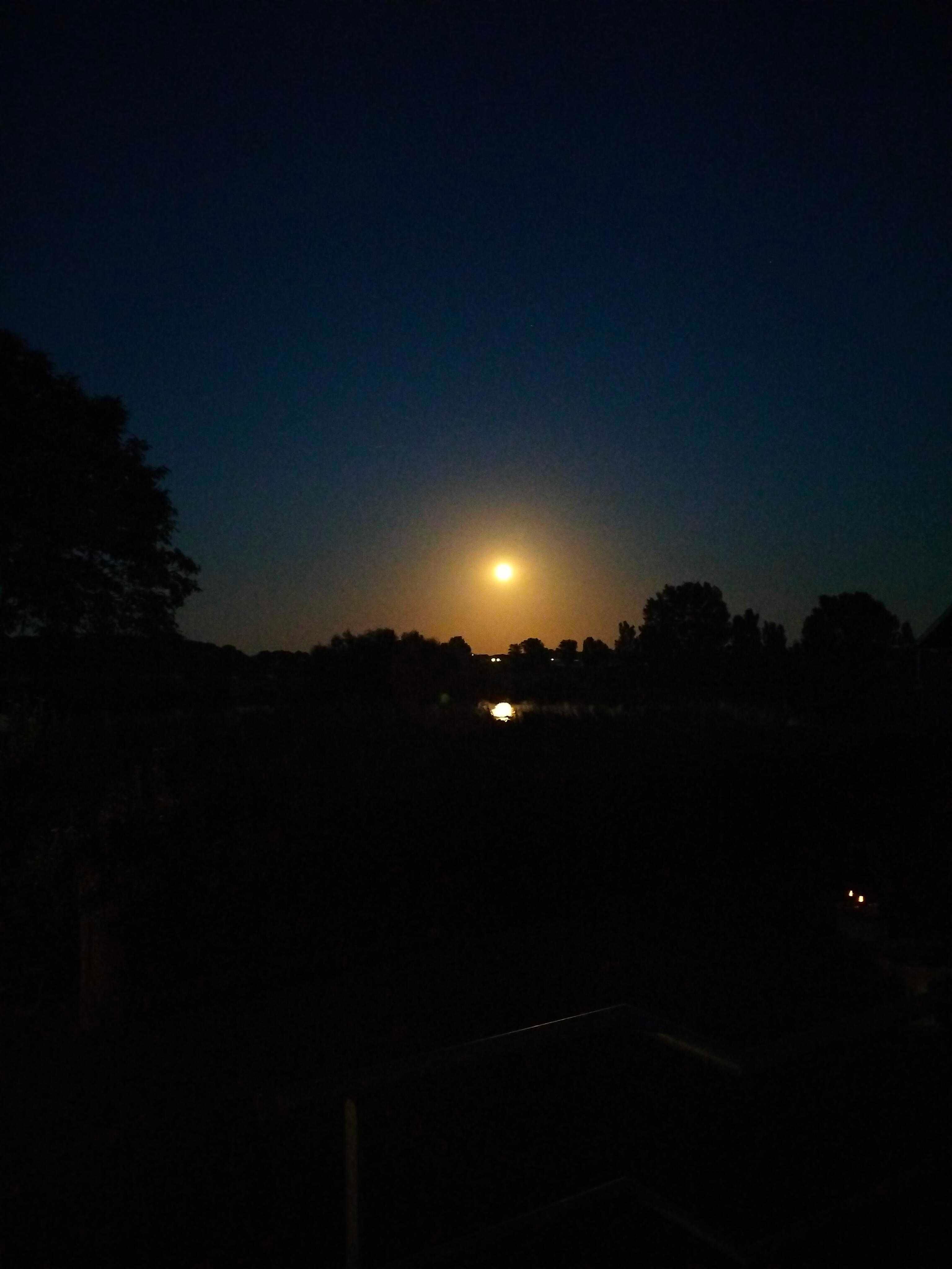 The Moon over Heerewaarden, Nederland — full moon, Lunar Day 15