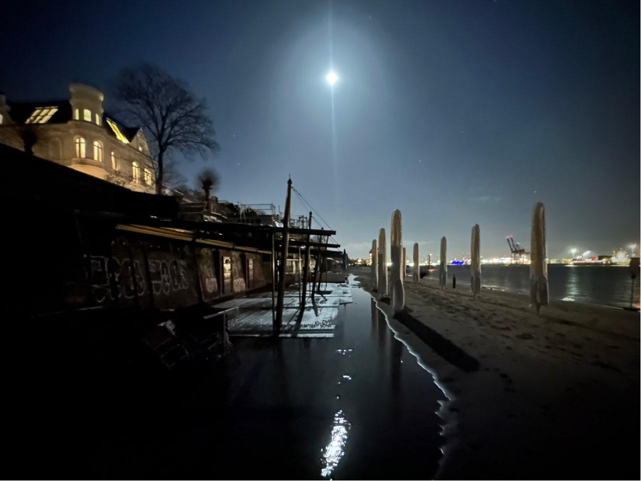 The Moon over Hamburg, Deutschland — full moon, Lunar Day 15