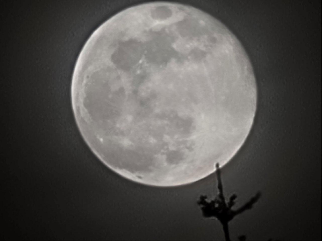 The Moon over Azuqueca de Henares, España — full moon, Lunar Day 16