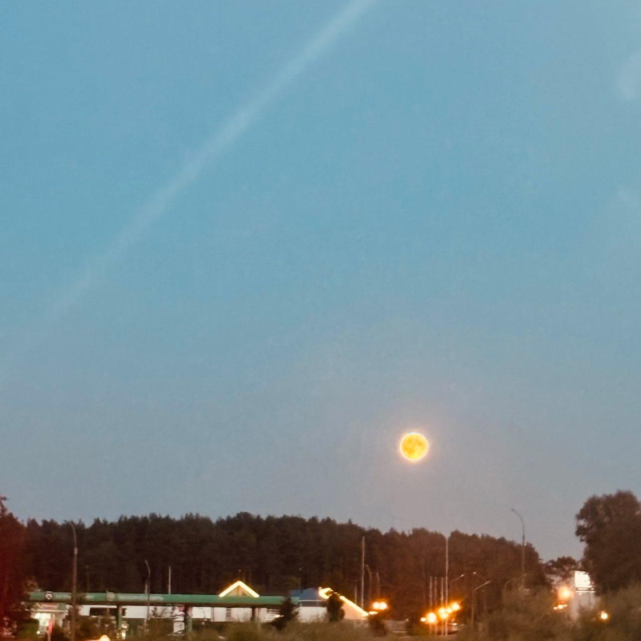 The Moon over Papernyanskiy, Belarus — full moon, Lunar Day 15