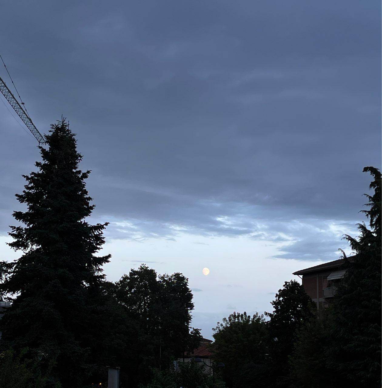 The Moon over Milano, Italia — waning crescent, Lunar Day 27