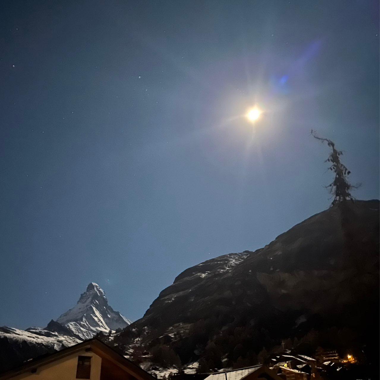 The Moon over Zermatt, Schweiz — full moon, Lunar Day 15