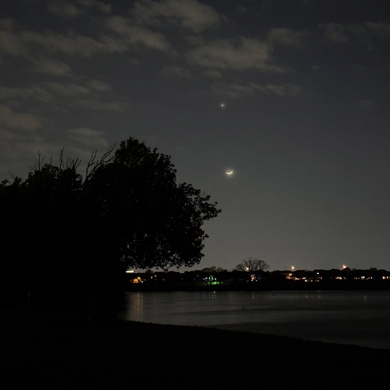 The Moon over Farmers Branch, Estados Unidos — waxing crescent, Lunar Day 3