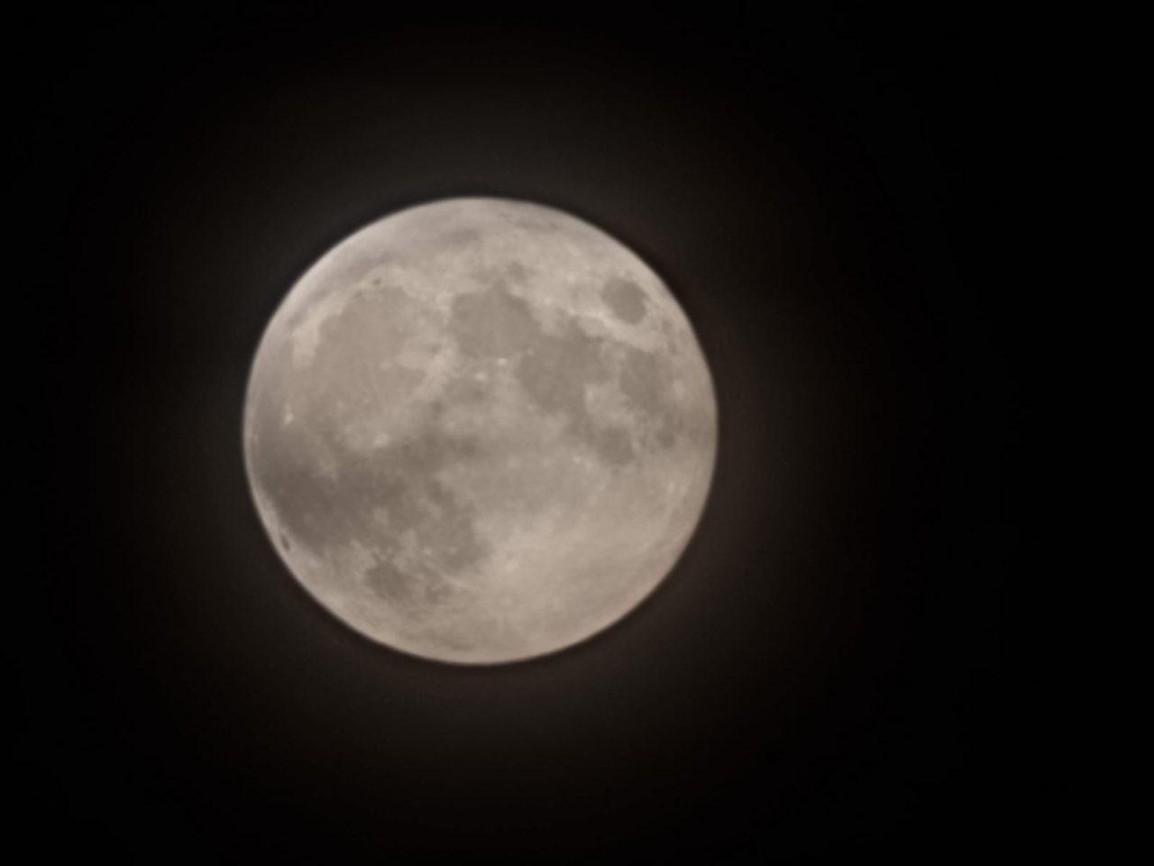 The Moon over München, Deutschland — waning gibbous, Lunar Day 19