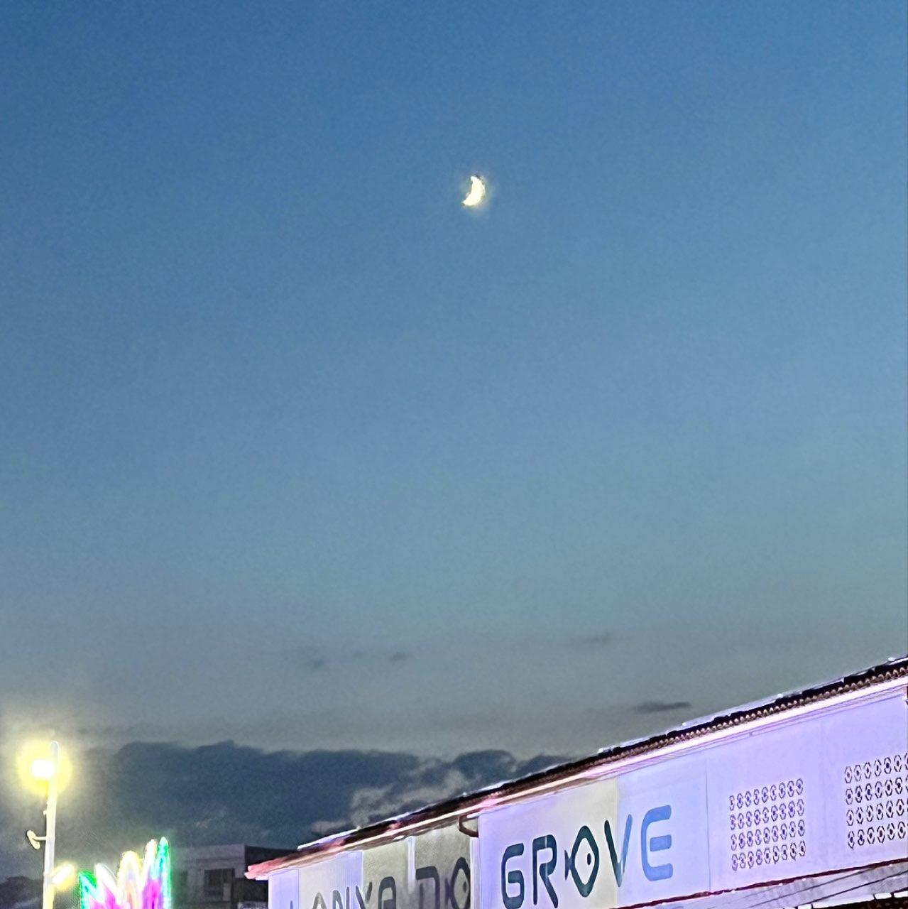 The Moon over O Grove, España — waxing crescent, Lunar Day 5