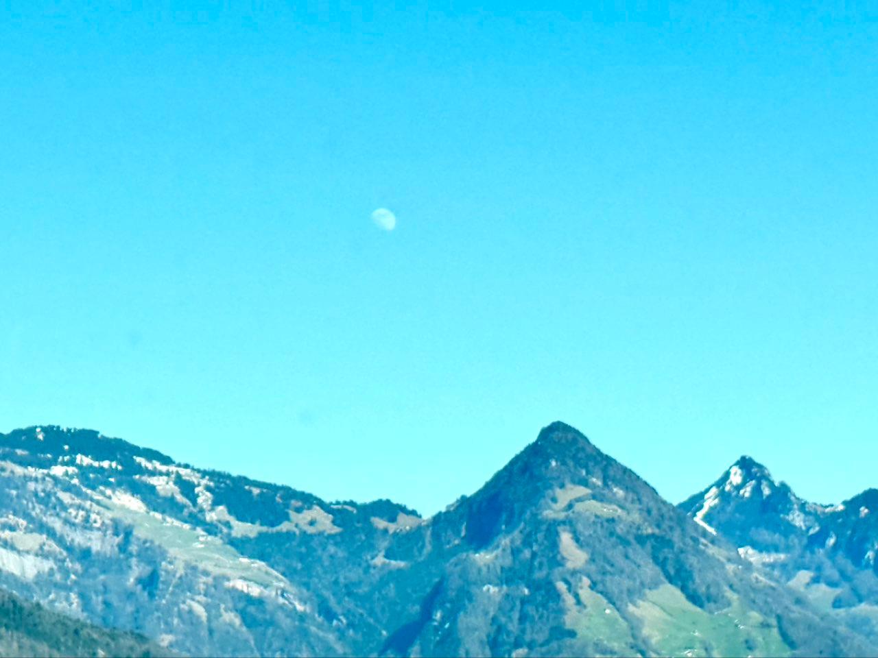 The Moon over Ennetbürgen, Schweiz — waxing gibbous, Lunar Day 11