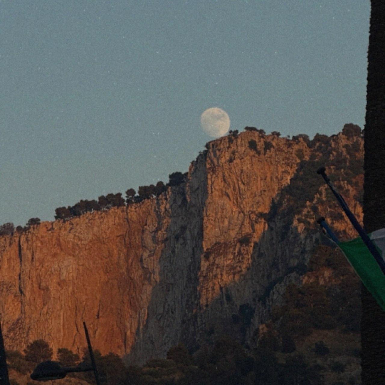 The Moon over Toulouse, Francia — waxing gibbous, Lunar Day 14