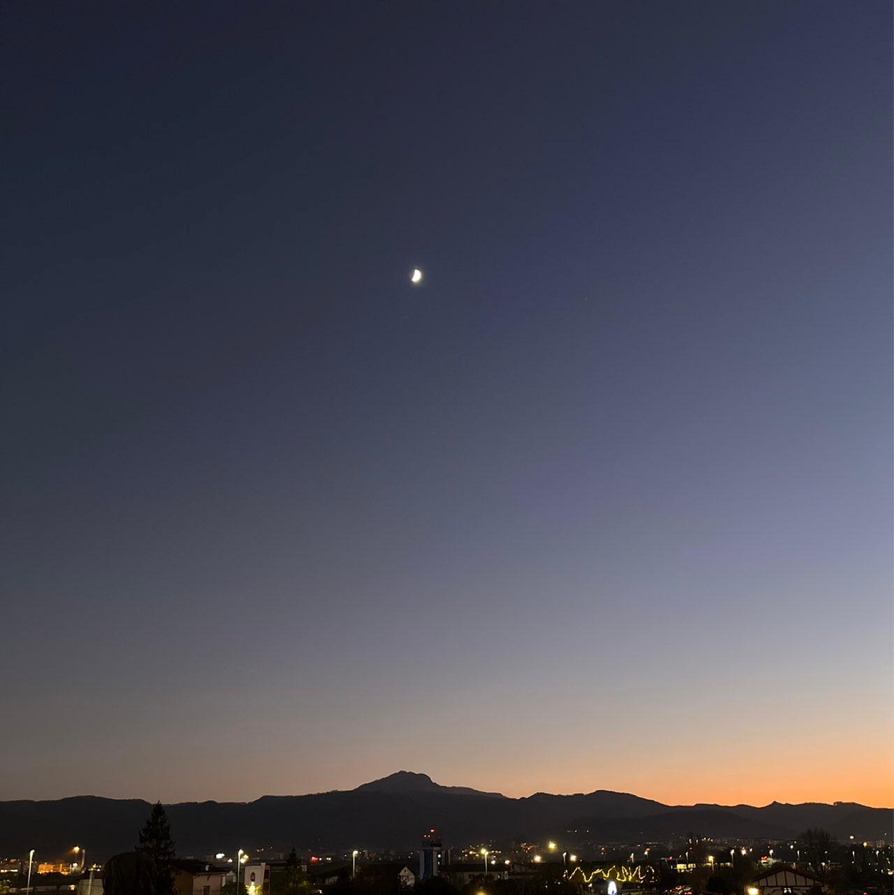 The Moon over Hondarribia, España — first quarter, Lunar Day 7