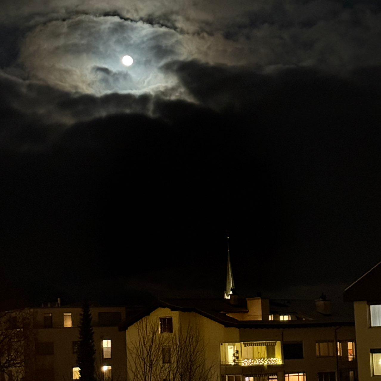 The Moon over Ennetbürgen, Schweiz — waning gibbous, Lunar Day 18