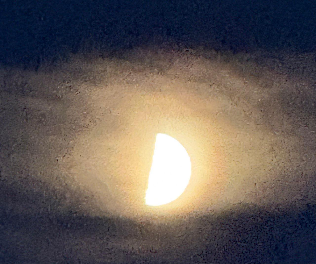 The Moon over Ennetbürgen, Schweiz — first quarter, Lunar Day 9