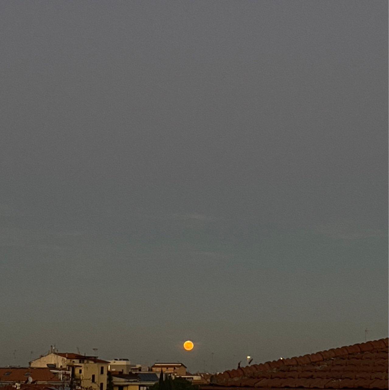 The Moon over San Benedetto del Tronto, Italia — waning gibbous, Lunar Day 18