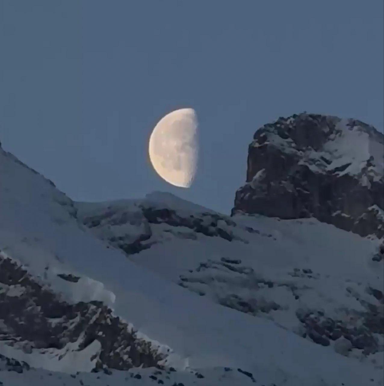 The Moon over Ennetbürgen, Schweiz — last quarter, Lunar Day 21