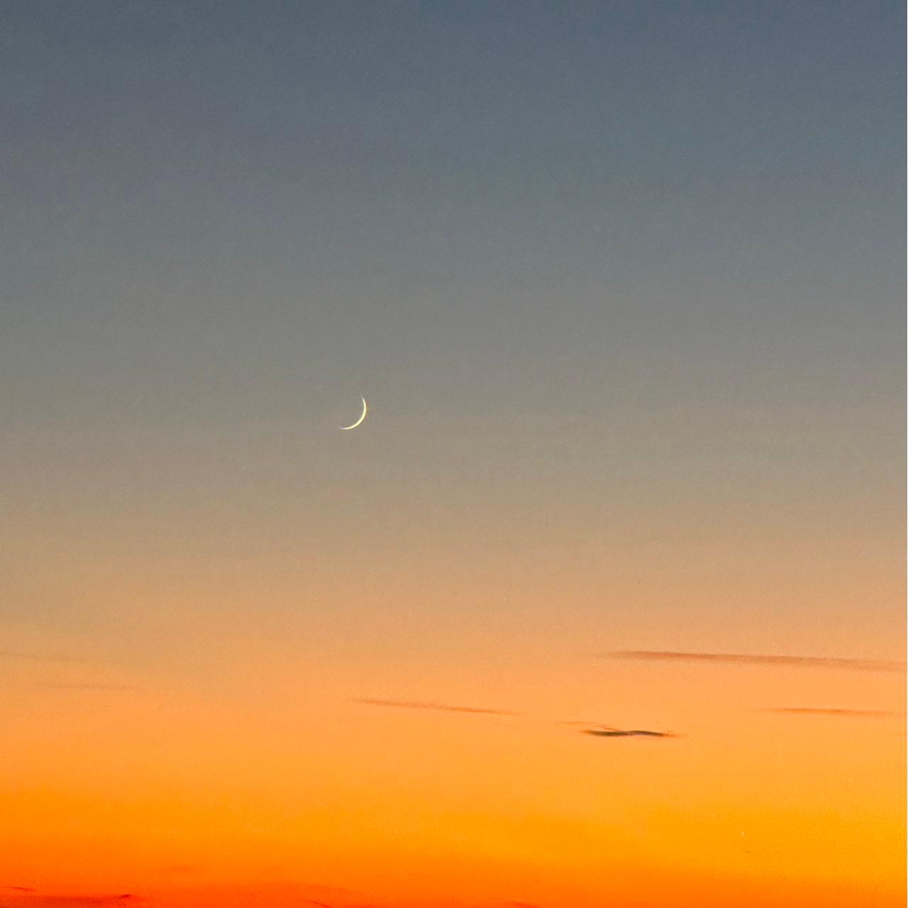 The Moon over Pearl River, Estados Unidos — waxing crescent, Lunar Day 3