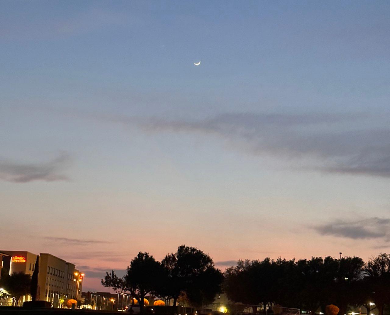 The Moon over Farmers Branch, Estados Unidos — waxing crescent, Lunar Day 4