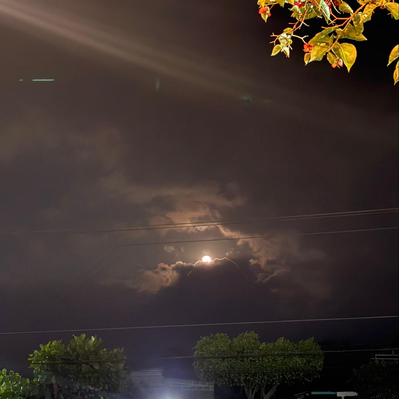 The Moon over Soyapango, El Salvador — waning gibbous, Lunar Day 17