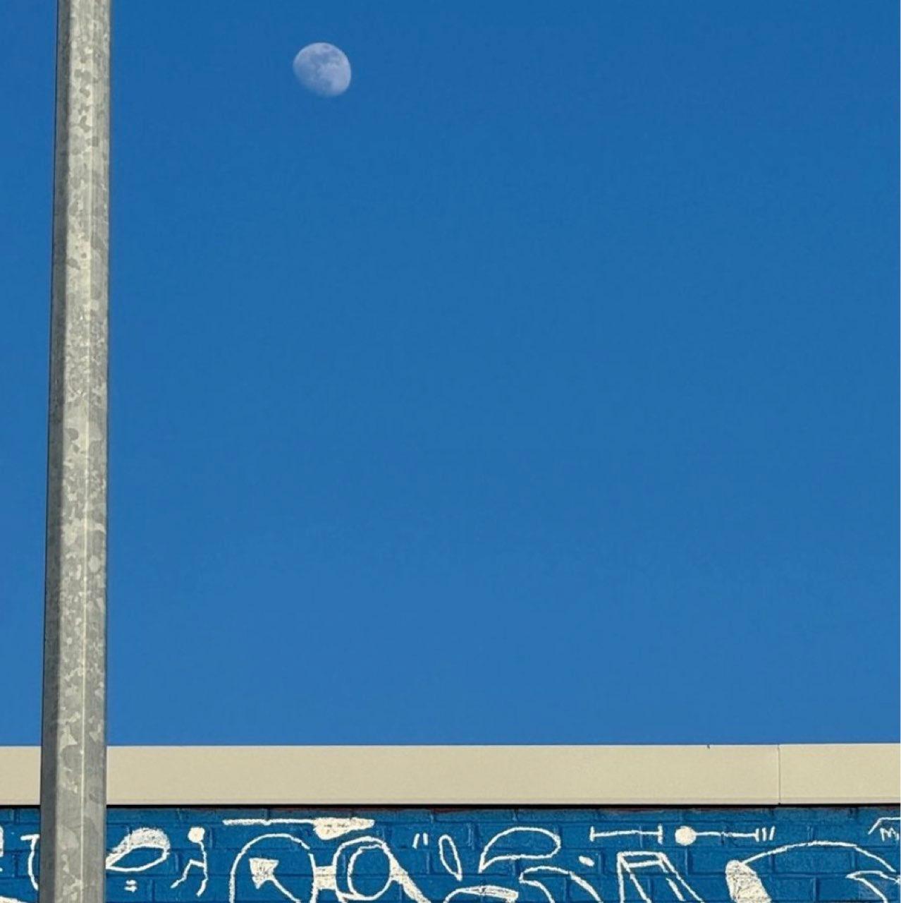 The Moon over Toulouse, Francia — waxing gibbous, Lunar Day 13