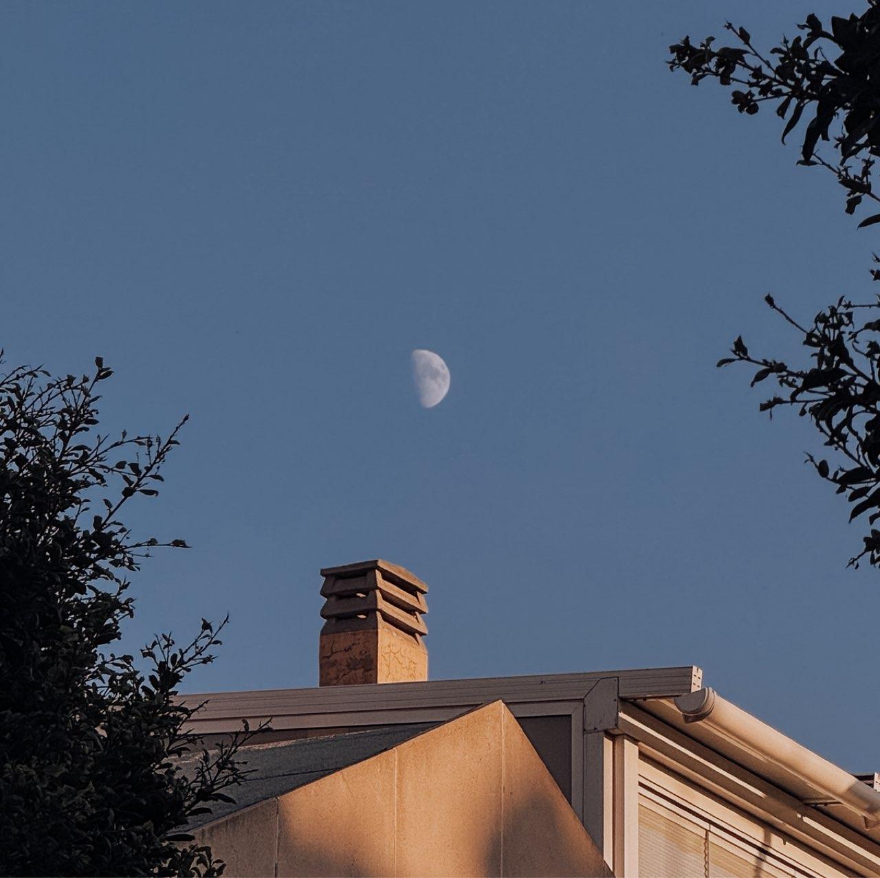 The Moon over Picanya, España — waxing gibbous, Lunar Day 11