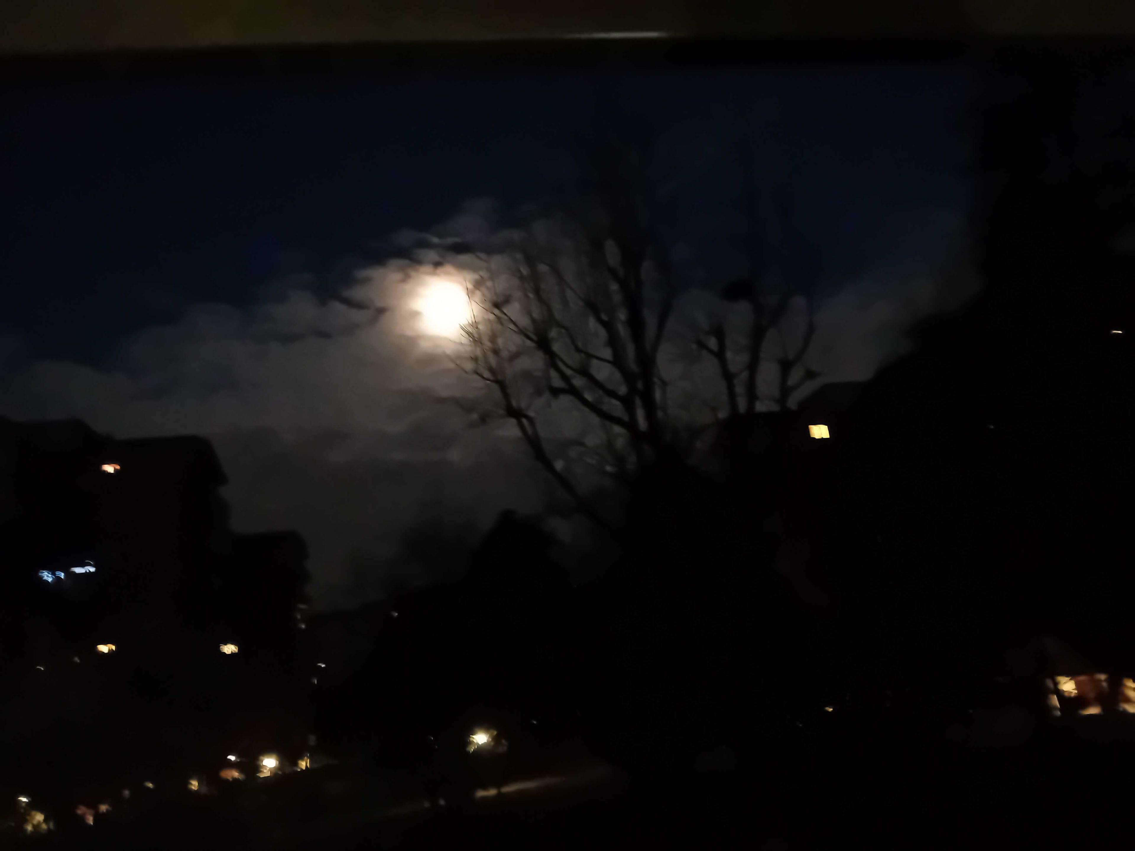The Moon over Rho, Italia — waning gibbous, Lunar Day 17