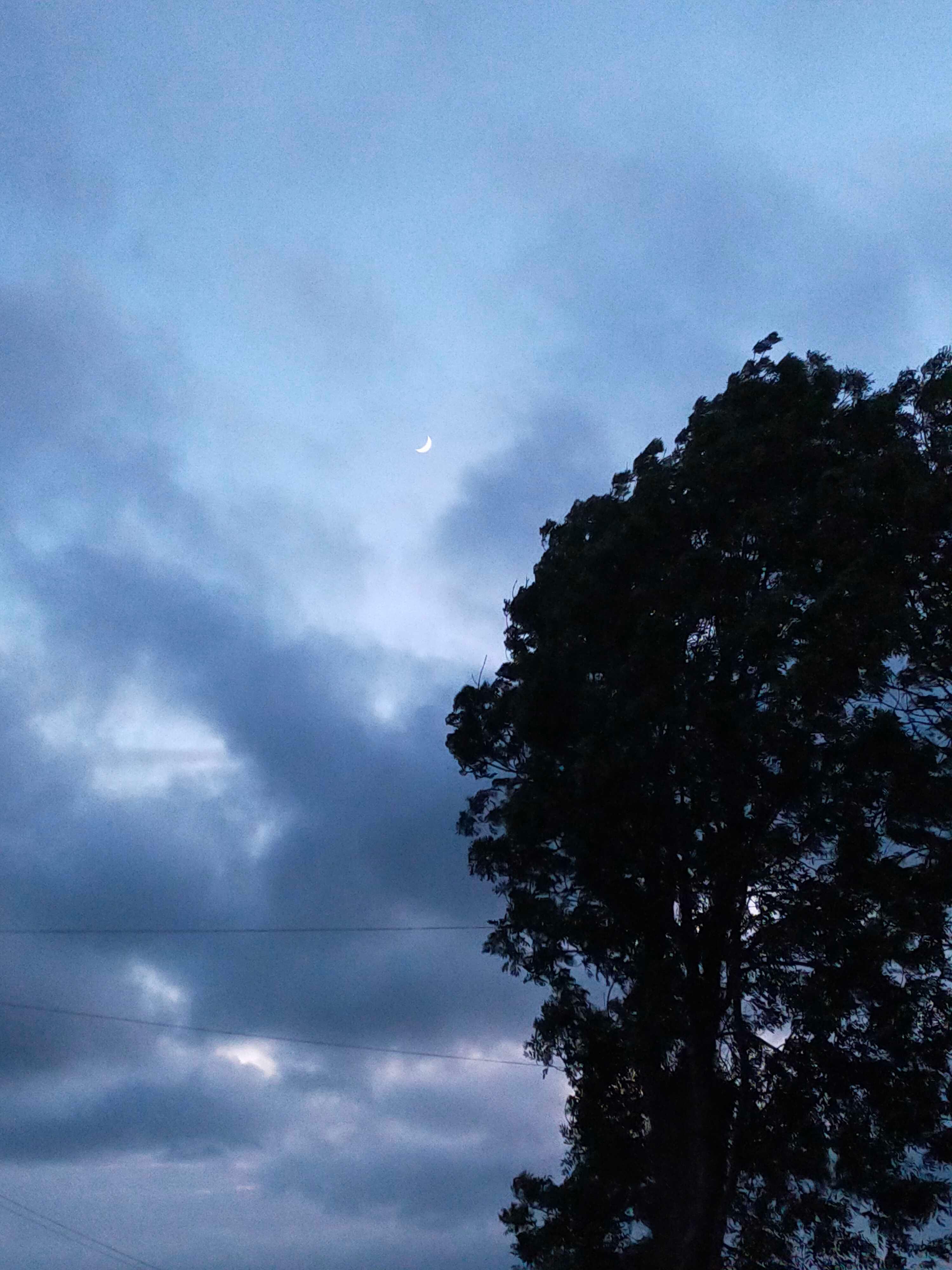 The Moon over United Kingdom — waxing crescent, Lunar Day 4