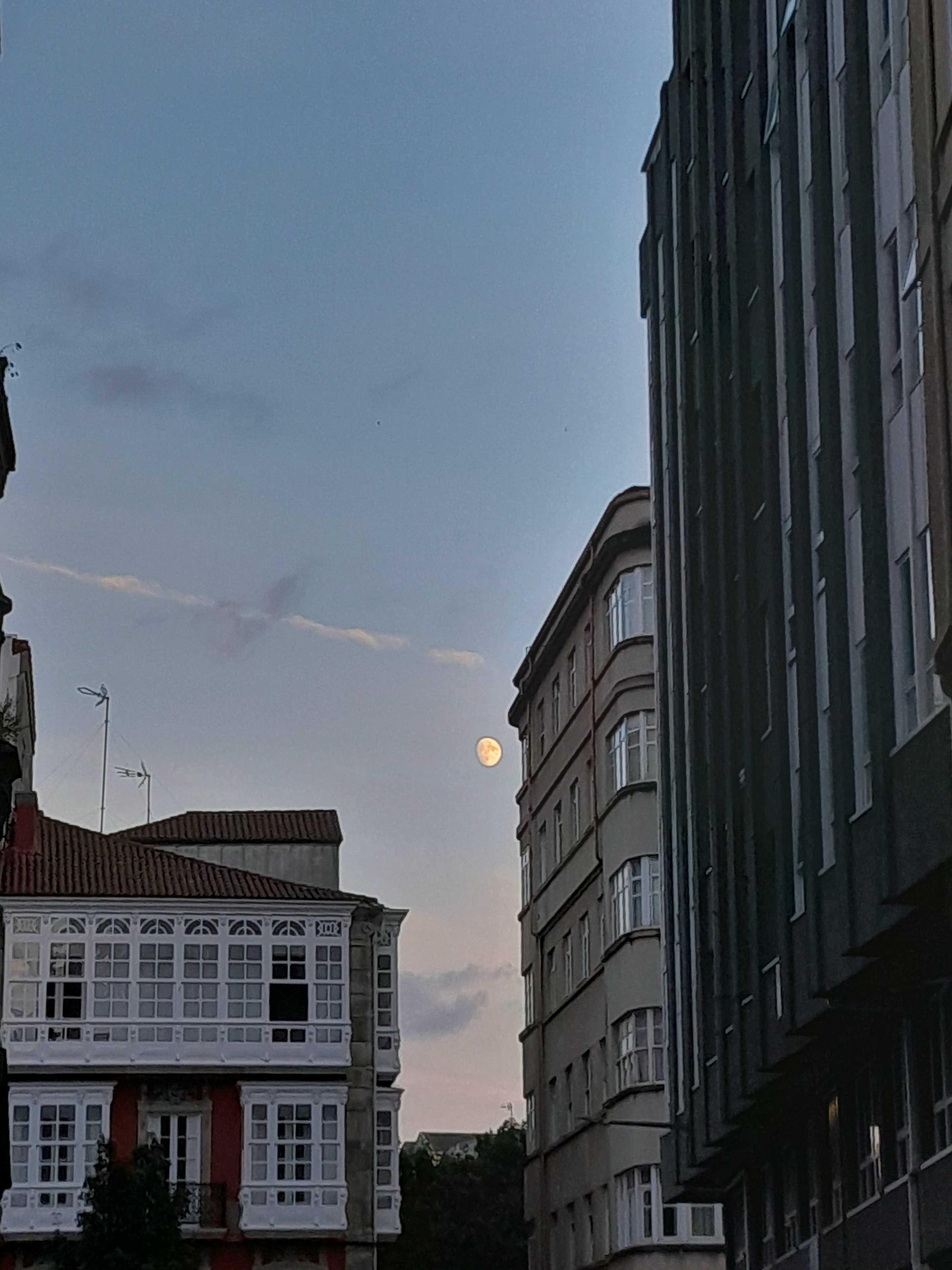The Moon over A Coruña, España — waxing gibbous, Lunar Day 13