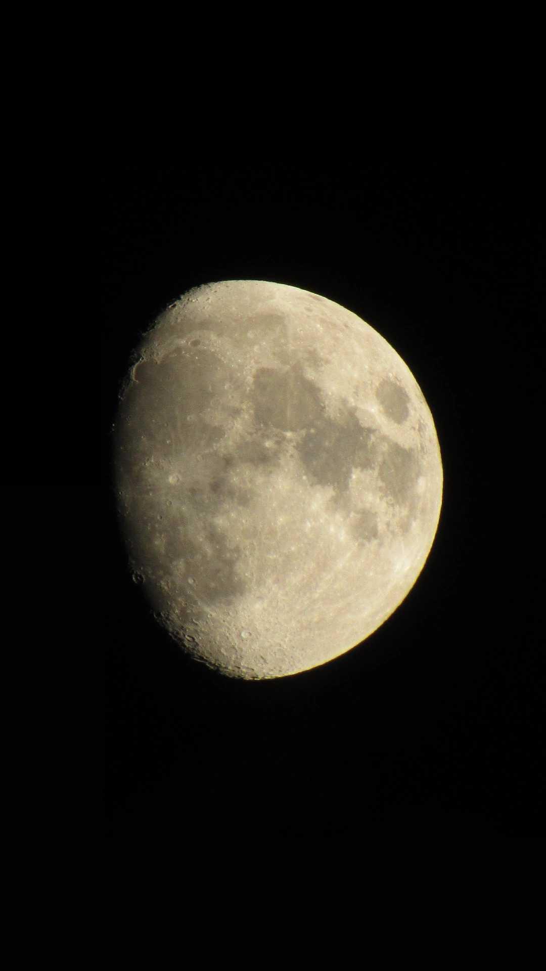 The Moon over Vilvestre, España — waxing gibbous, Lunar Day 12