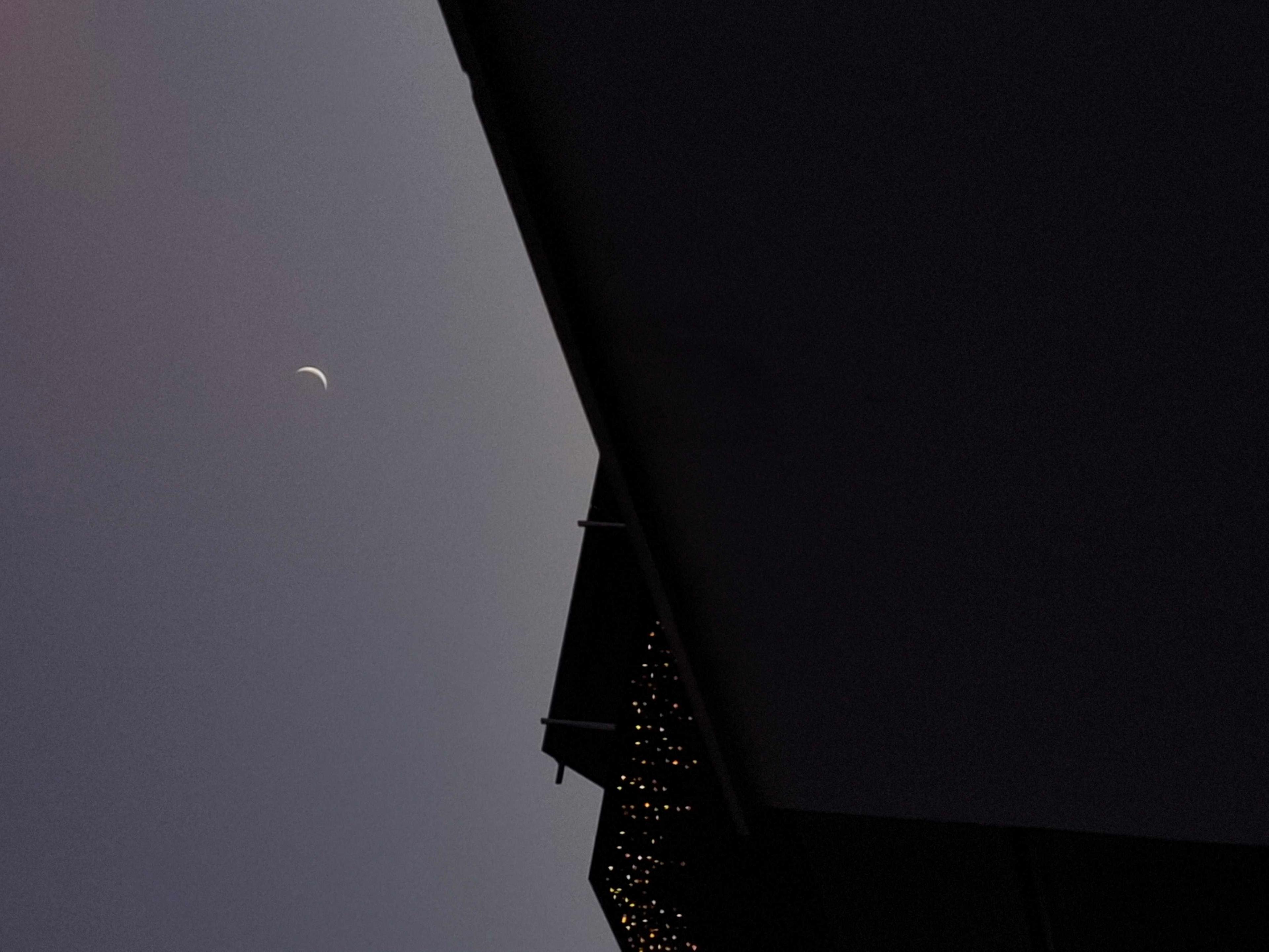 The Moon over San Martín de la Vega, España — waxing crescent, Lunar Day 5