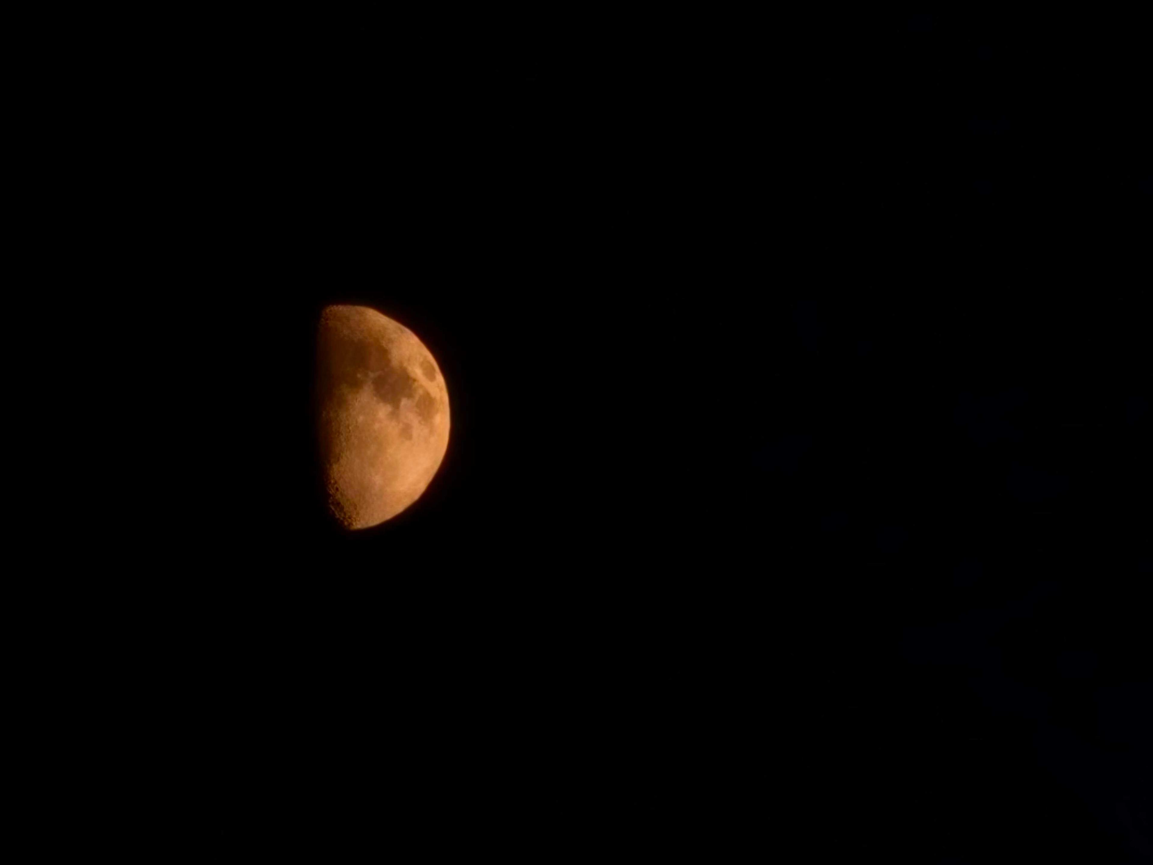 The Moon over Tequisistlán, México — waxing gibbous, Lunar Day 10