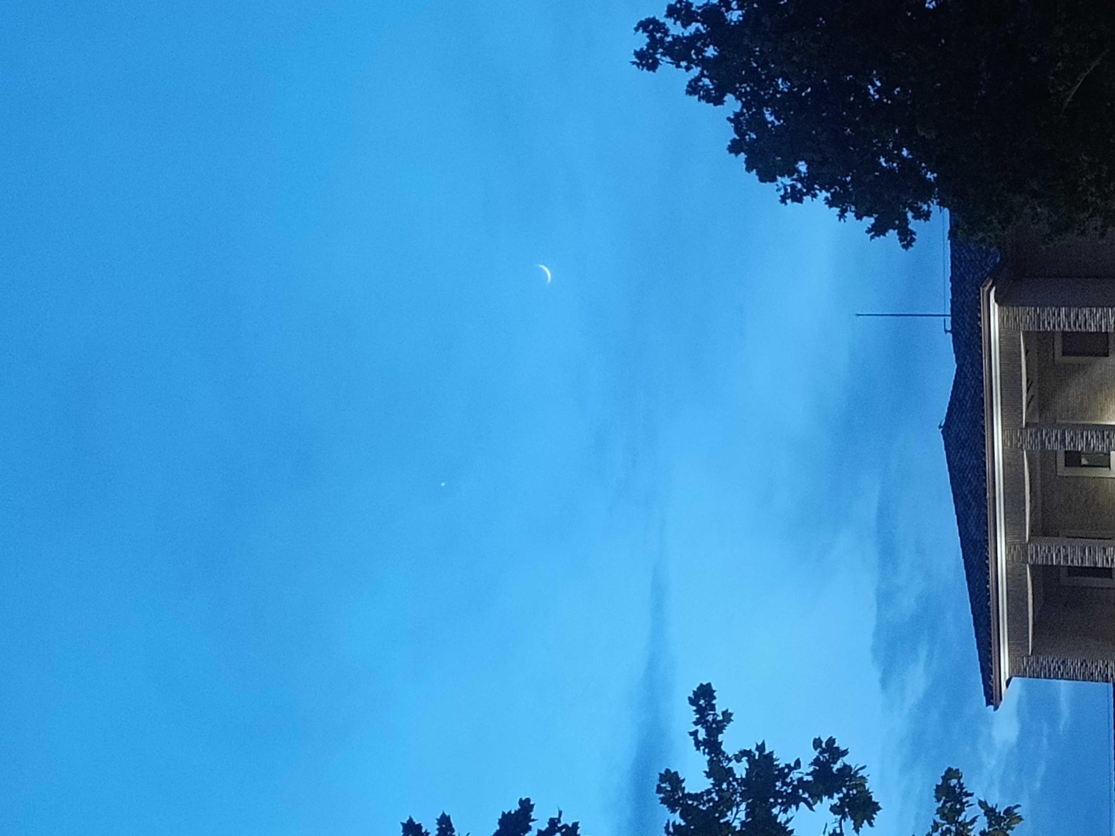 The Moon over Zaragoza, España — waxing crescent, Lunar Day 3